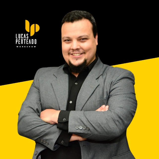 Lucas Penteado em apresentação corporativa